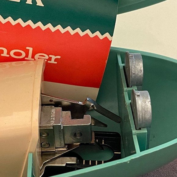 1960 Singer Green Atomic Case Sewing Buttonhole Maker case #489500 or 489510 - Picture 9 of 10